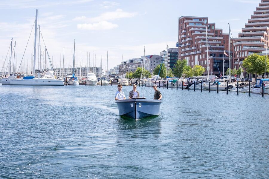 Aarhus: 1 or 1,5 Hour Boat Rental - No License Required - Is the boat easy for beginners to handle?