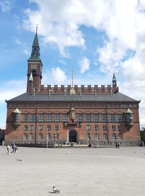 Copenhagen: 2,5-Hour 'Must See' Bike Tour with a Local Guide - Christiansborg Palace and Denmark’s long royal story