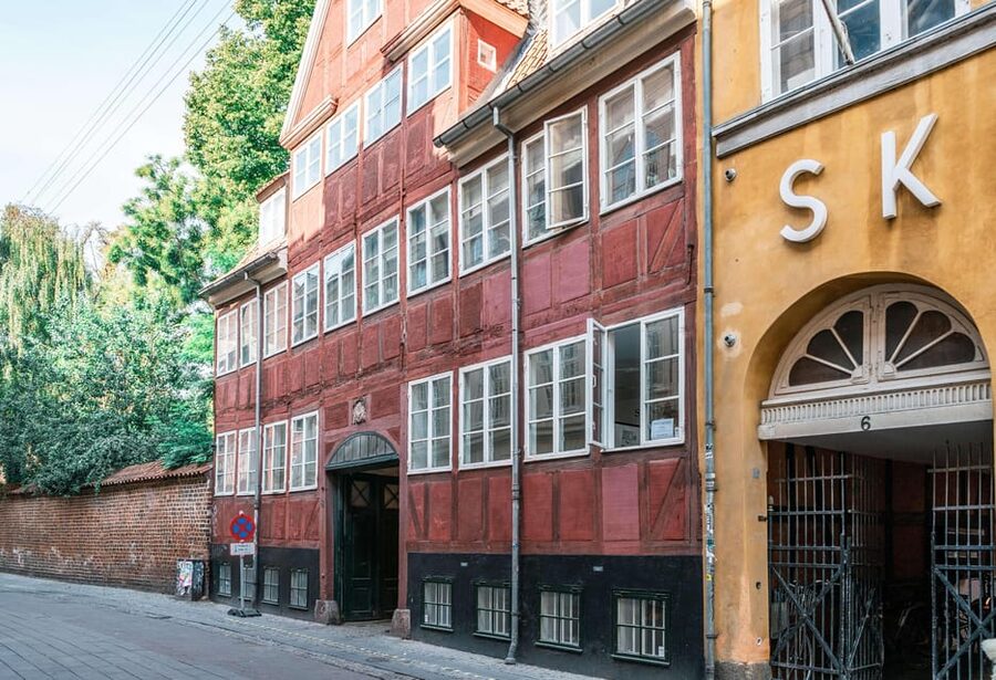 Copenhagen: 2-hour Old Town Private Walking Tour - Church of Our Lady and a royal wedding connection