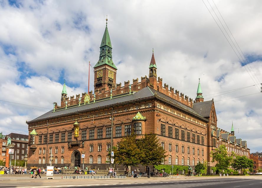 Copenhagen: A guided walk for first-timers in the city - Amalienborg completes the 3-kilometer walk
