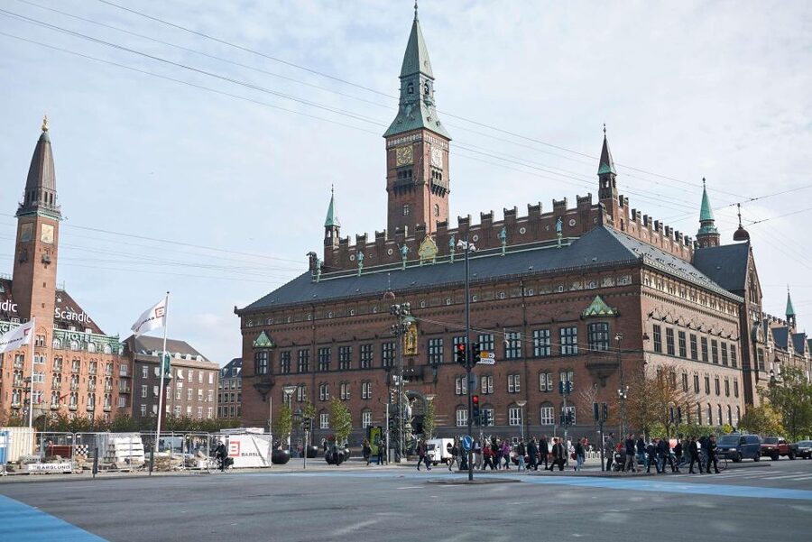 Copenhagen: Canal Boat Cruise & Old Town/Nyhavn Walking Tour - City Hall Square is a useful starting point