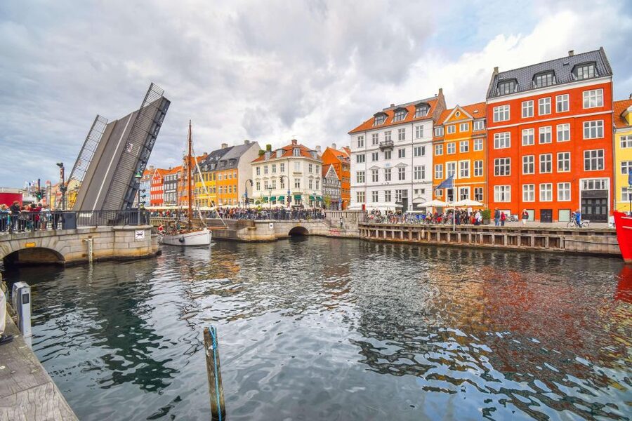 Copenhagen: Canal Boat Cruise & Old Town/Nyhavn Walking Tour - The one-hour canal cruise covers a lot of ground