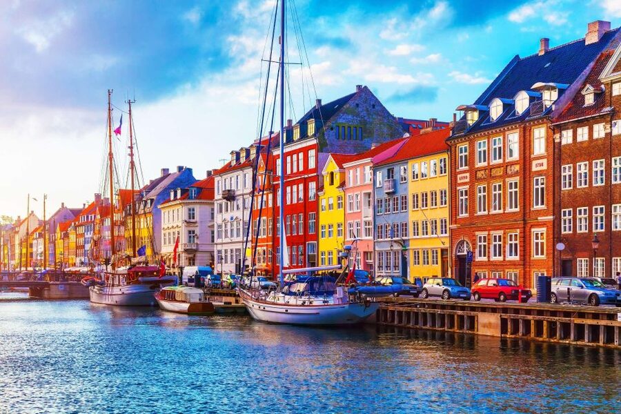 Copenhagen: Canal Boat Cruise & Old Town/Nyhavn Walking Tour - The four-hour version adds Copenhagen’s royal center