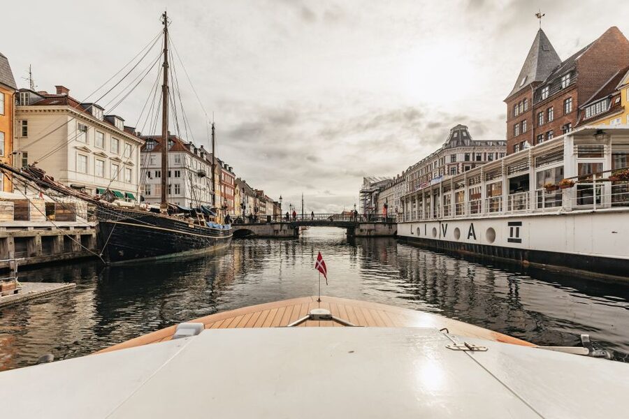 Copenhagen: Canal Cruise with Guide - The old Stock Exchange and financial Copenhagen