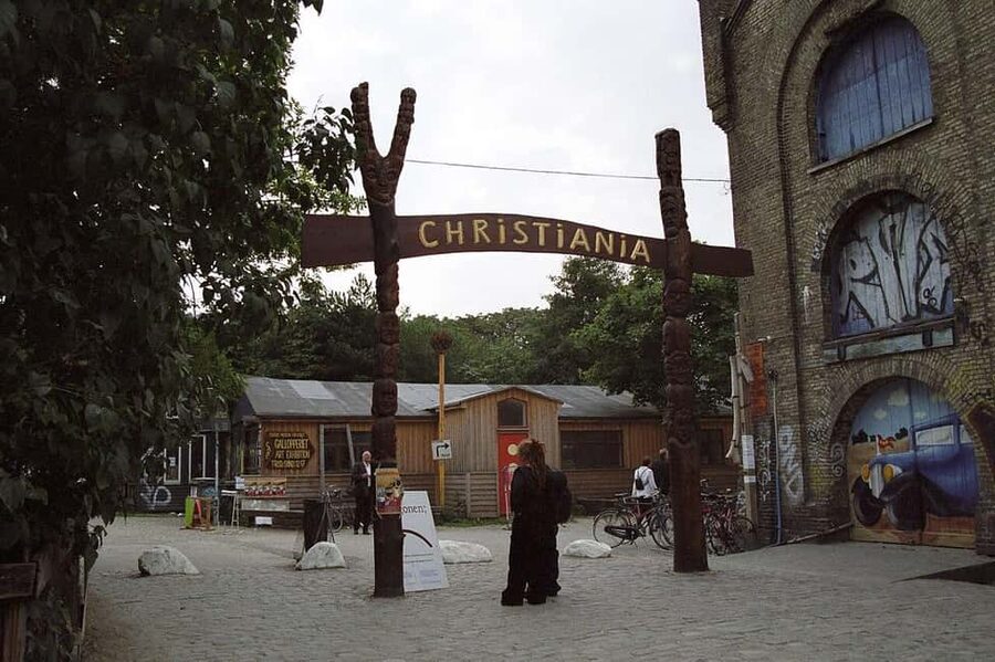 Copenhagen: Guided Bike Tour in French - City Hall and Christiansborg: Copenhagen’s public face