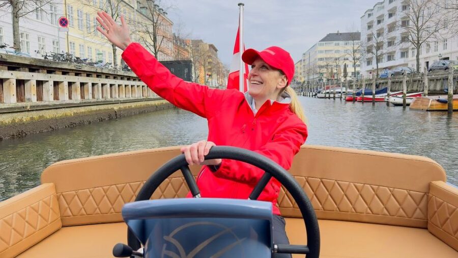 Copenhagen: Guided Canal Tour by Electric Boat - Starting beside Christiansborg Palace at Ved Stranden