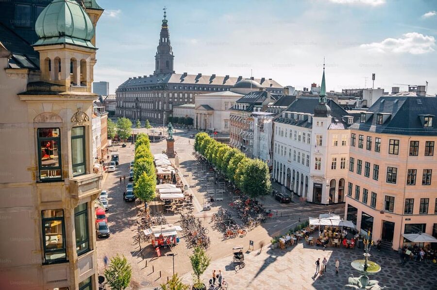 Copenhagen: Guided Walking Tour in French - Christiansborg to the Stock Exchange