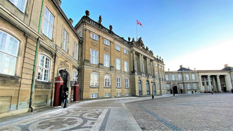 Copenhagen: Guided Walking Tour in French - The Playhouse and Amalienborg Palace