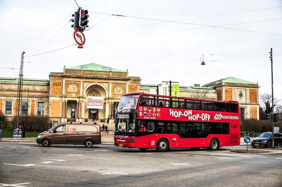 Copenhagen: Hop-On Hop-Off Bus Tour with Boat Tour Option - Finding the RED Sightseeing bus