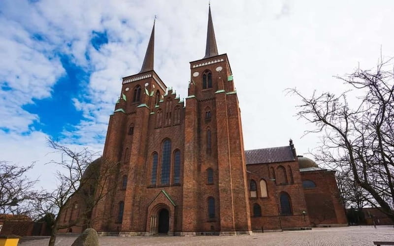 Copenhagen: Roskilde, the Viking City Tour in English - The guide’s role and language choice