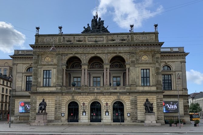 Copenhagen's Royal History: A Self-Guided Walking Tour - Finishing at Amalienborg’s palace square